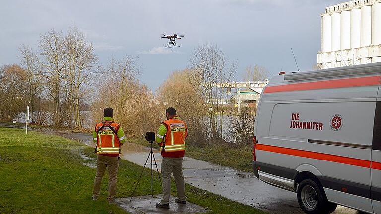 Die Johanniter-Schnelleinsatzgruppe F.L.I.G.H.T. besteht aus einem Operator (Drohnen-Flieger), einem Spotter (Drohnen-Beobachter), dem Multicopter sowie einem Einsatzfahrzeug. Die Johanniter-Schnelleinsatzgruppe F.L.I.G.H.T. besteht aus einem Operator (Drohnen-Flieger), einem Spotter (Drohnen-Beobachter), dem Multicopter sowie einem Einsatzfahrzeug.