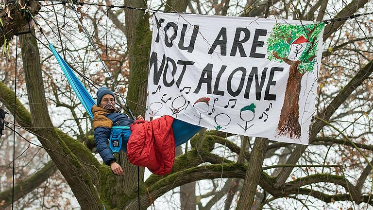 Aus Solidarität zu den Umweltschützern im Dannenröder Wald bezogen auch Würzburger Umweltaktivisten Ende November 2020 in 'Klein Nizza' Stellung.