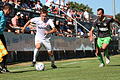 Kickers-Neuzugang Thomas Haas (links) läuft beim 5:0-Testsieg seinem Gebenbacher Gegenspieler energisch davon.