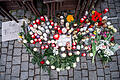 Auf dem Platz vor dem Blumengeschäft, in dem am 10. März eine leblose Frau aufgefunden wurde, sind wenig später Blumen und Kerzen niedergelegt.&nbsp;&nbsp;