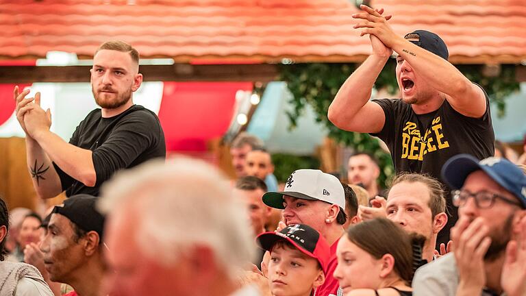 Das Publikum sorgt für Stimmung und feuert die Boxer an.&nbsp;