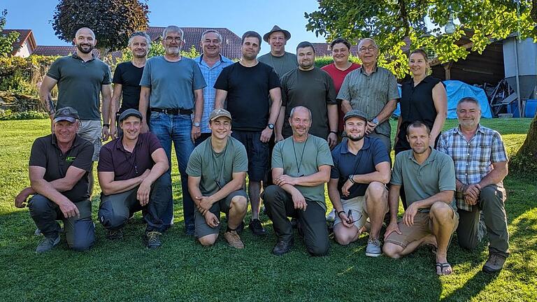 Auf dem Foto die Teilnehmer an der jagdlichen Brauchbarkeitsprüfung mit dem Richterteam an der Abschlussfeier.