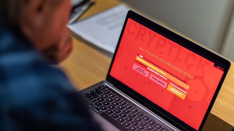Das will keiner erleben: vor einem Laptop zu sitzen, der von einem (in diesem Fall fiktiven) Verschlüsselungstrojaner (Ransomware) befallen ist.