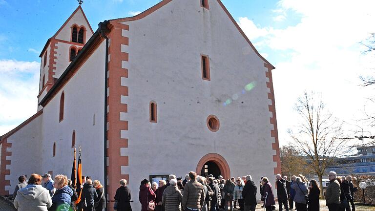 Viele Hände musste Domkapitular Thomas Kessler nach dem feierlichen Gottesdienst in Brendlorenzen aus Anlass seiner Priesterweihe vor 40 Jahren schütteln.