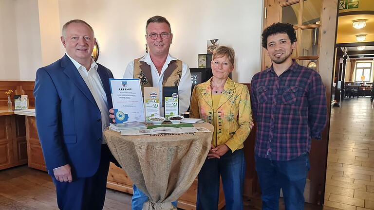 Erfreute Gesichter bei der Preisverleihung: (von links) Landrat Thomas Bold, Rainer Bühner von der Rösterei Bühner, Doris Pokorny, Leiterin der Bayerischen Verwaltungsstelle und Axel Arteaga aus der Partner-Biosphärenreservat in Peru.       -  Erfreute Gesichter bei der Preisverleihung: (von links) Landrat Thomas Bold, Rainer Bühner von der Rösterei Bühner, Doris Pokorny, Leiterin der Bayerischen Verwaltungsstelle und Axel Arteaga aus der Partner-Biosphärenreservat in Peru.