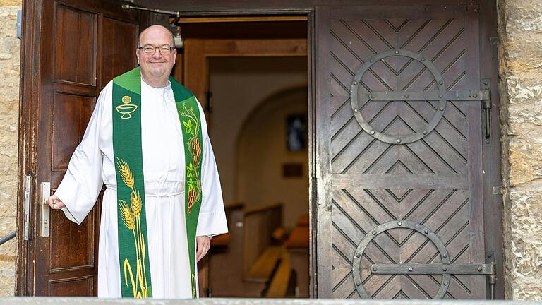 Willkommen: Der neue Pfarrer Sven Johannsen öffnet die Seitentür zur Kirche Unsere Liebe Frau im Würzburger Frauenland.&nbsp;