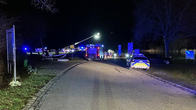 Auf dieser Zufahrtsstraße fuhr der Mann mit seinem Wagen in Richtung Mainfähre, bevor er ungebremst in den Fluss stürzte. Auf dieser Zufahrtsstraße fuhr der Mann mit seinem Wagen in Richtung Mainfähre, bevor er ungebremst in den Fluss stürzte.