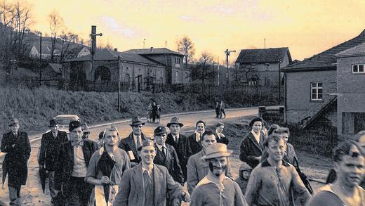 Als Fußball in Mittelsinn die Massen bewegte: Nach einem erfolgreichen Heimspiel zogen am Faschingssonntag 1957 Mittelsinner Fußballer und Zuschauer vom Sportplatz durchs Dorf. Rechts vorne der erste Mittelsinner Fußballer Richard &bdquo;Schuster&ldquo; Roth, der 1960 in einem Spiel gegen Karsbach nach einem Foul von der Mutter eines Gegenspielers einen Schirm auf den Rücken bekam, wie sich Richard Filippi erinnert.