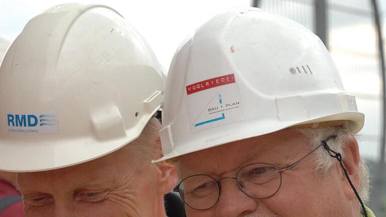 Es läuft wie geschmiert: Jan Kiver, Pressesprecher der Rhein-Main-Donau AG (links) und Anton Voglrieder, der den Bau für den Betriebsführer, die E.ON Kraftwerke GmbH, überwacht.
