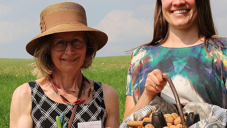 Sie vereint die große Liebe zur Walnuss und alles, was man daraus machen kann: Maria Maak (links) und Anja Menger.