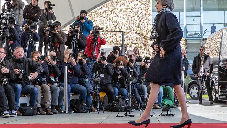 Alle Blicke sind auf Theresa May gerichtet, die alleine in Richtung Kanzlerin marschiert. Ihr Ziel: ein Aufschub für den Brexit.