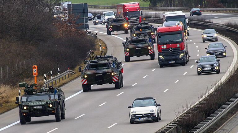 Verlegung im Rahmen von Übung Steadfast Defender 2024.jpeg       -  Fahrzeuge der Bundeswehr rollen im dichten Verkehr über die Autobahn A2 in Brandenburg. Sie sind auf dem Weg zur Übung 'Quadriga 2024'.