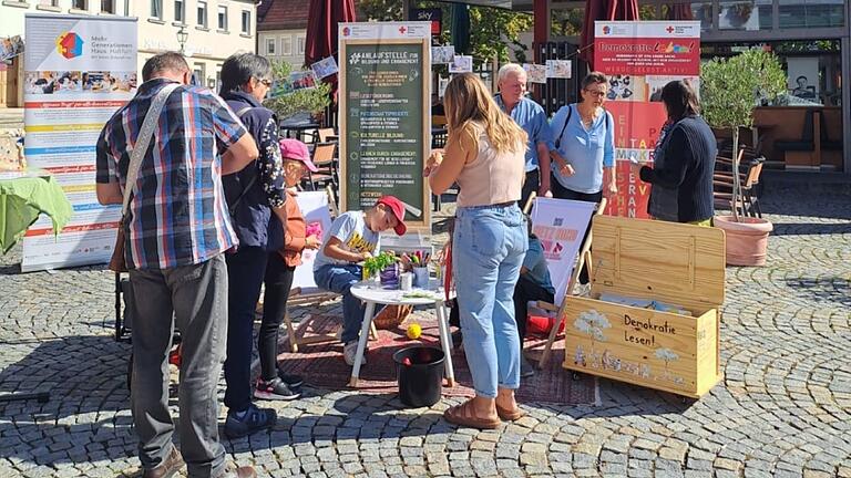 Jung und Alt beim Upcycling von Dosen am Aktionstag Nachhaltigkeit.