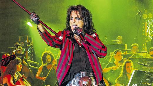 Rocker vor Sinfonieorchester: Alice Cooper bei &bdquo;Rock meets Classic&ldquo; in Würzburg..