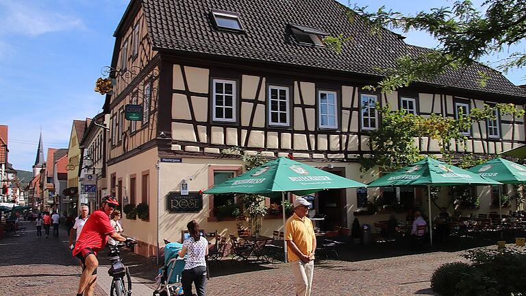 Pächter gesucht: Daniela Mehling hört auf im Gasthaus Rose in Lohr und übernimmt das Café Rosenkranz.