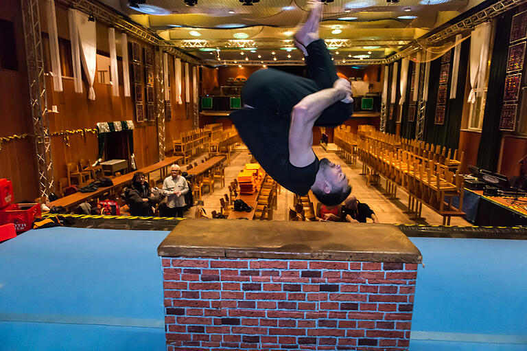 Im Salto über die Box. Auch vor leerer Kulisse in der Schweinfurter Stadthalle eine atemberaubende Leistung.