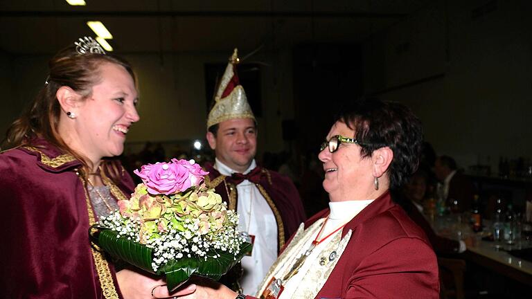 Wieder hatte es Prinzenpaar-'Macherin' Hildegunde Krahwinkler (rechts) geschafft. Sie gratulierte dem neuen Prinzenpaar der FGS, Katharina I und Alexander I. Foto: Gerd Schaar       -  Wieder hatte es Prinzenpaar-'Macherin' Hildegunde Krahwinkler (rechts) geschafft. Sie gratulierte dem neuen Prinzenpaar der FGS, Katharina I und Alexander I. Foto: Gerd Schaar