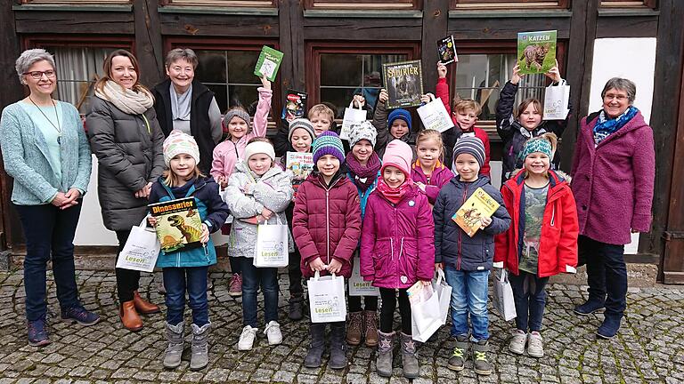 Die Schüler der beiden ersten Klassen der Grundschule Prichsenstadt besuchten bereits Anfang März zusammen mit ihren Klassenlehrerinnen die Gemeindebücherei beim Pfarrhaus in Prichsenstadt.