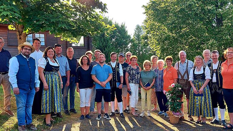 Der Startschuss für den Tag der offenen Gartentür ist am Donnerstag in Motten gefallen: Stellvertretender Landrat Emil Müller (von links), Kreisvorsitzender Markus Stockmann, Staatssekretär Sandro Kirchner, Bürgermeisterin Katja Habersack, der ste...       -  Der Startschuss für den Tag der offenen Gartentür ist am Donnerstag in Motten gefallen: Stellvertretender Landrat Emil Müller (von links), Kreisvorsitzender Markus Stockmann, Staatssekretär Sandro Kirchner, Bürgermeisterin Katja Habersack, der stellvertretende Kreisvorsitzender Alexander Schneider und alle Gartenbesitzer, die am Sonntag öffnen.