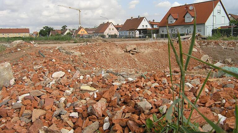 Die Kitzinger Wohnungsbaupolitik in Trümmern? Bauplätze hat die Stadt nicht anzubieten. Allen Initiativen zur Förderung bezahlbaren Wohnraums hat der Stadtrat bislang eine Absage erteilt.