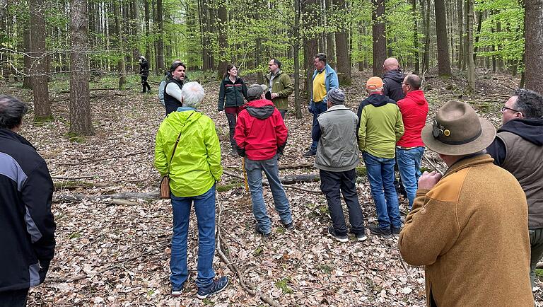 Fast alle Ausschussmitglieder sowie weitere Interessierte nahmen an der Waldbegehung in Gambach teil. Fast alle Ausschussmitglieder sowie weitere Interessierte nahmen an der Waldbegehung in Gambach teil.