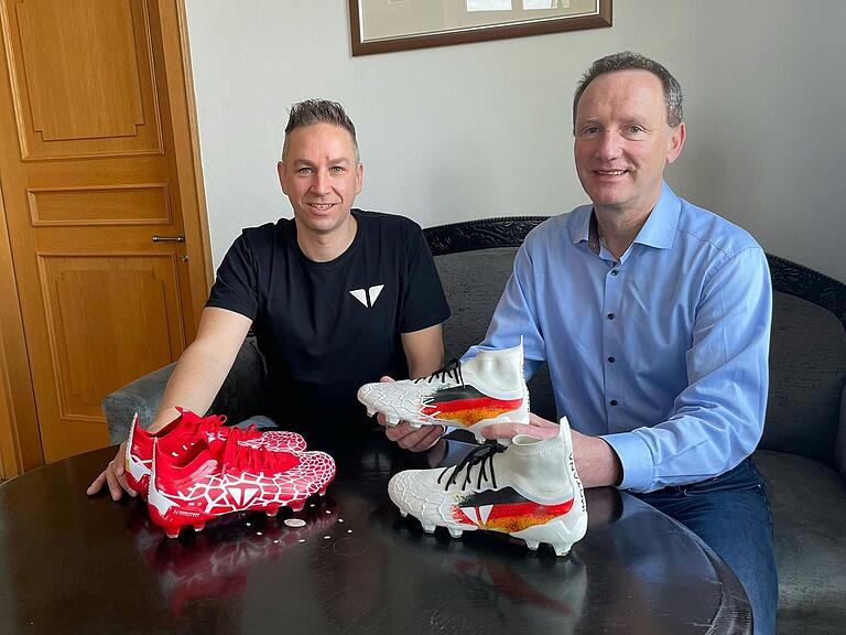 Der Fußballschuh-Hersteller Imotana hat seinen Firmensitz nach Eltmann verlegt. Geschäftsführer Benjamin Dorsch (links) stellt Bürgermeister Michael Ziegler seine Produkte vor.