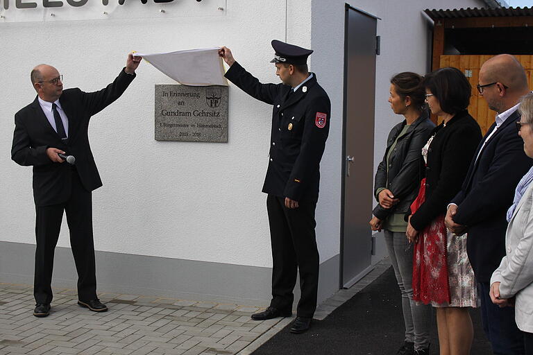 An den verstorbenen Bürgermeister Gundram Gehrsitz, in dessen Amtszeit die Entscheidung für den Neubau im Gewerbegebiet fiel, erinnert einen steinerne Tafel am neuen Feuerwehrgerätehauses. Bürgermeister Herbert Hemmelmann und Kommandant Joachim Zürn enthüllten sie im Beisein von Manuela und Carolin Gehrsitz. An den verstorbenen Bürgermeister Gundram Gehrsitz, in dessen Amtszeit die Entscheidung für den Neubau im Gewerbegebiet fiel, erinnert einen steinerne Tafel am neuen Feuerwehrgerätehauses. Bürgermeister Herbert Hemmelmann und Kommandant Joachim Zürn enthüllten sie im Beisein von Manuela und Carolin Gehrsitz. 