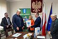 Henryk Kiepura (Zweiter von rechts), Landrat im polnischen Klobuck, zeigte sich begeistert von der Hilfsbereitschaft der Menschen in den Haßbergen und dankte Stephan Kolck für den Transport der Ukraine-Hilfsgüter nach Polen.