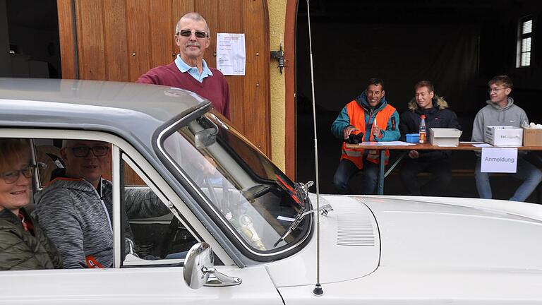 Heinz Riegler an der Annahmestelle. Vor ihm steht ein Ford 17 m.