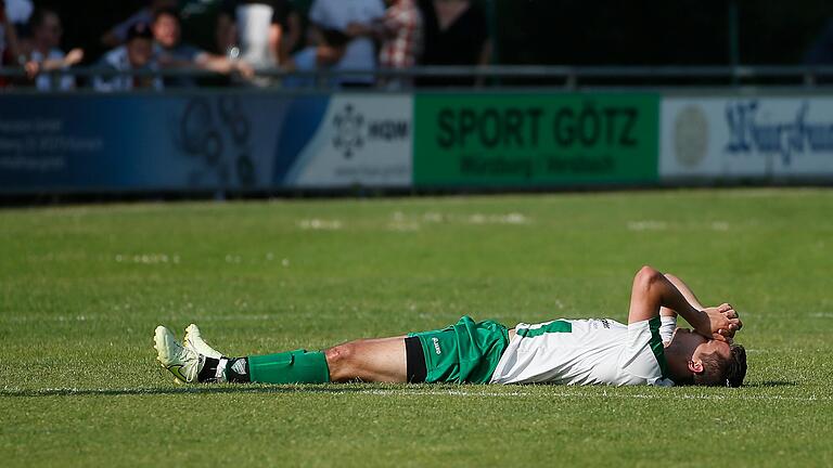 Enttäuscht über die Niederlage: Kürnachs Fabian Bauer liegt nach dem Rückspiel der zweiten Relegationsrunde auf dem Rasen.