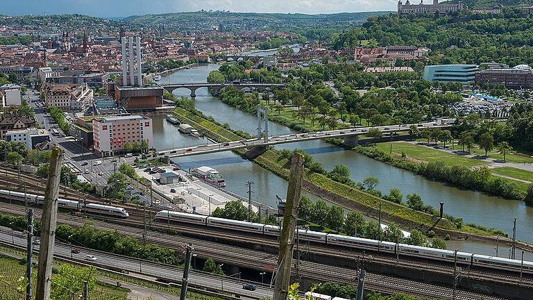 ICE-Trasse Fulda-Würzburg: Als Inge den Tunnel sprengte       -  Idyllischer Blick auf den ICE-Verkehr vom Würzburger Stein aus.