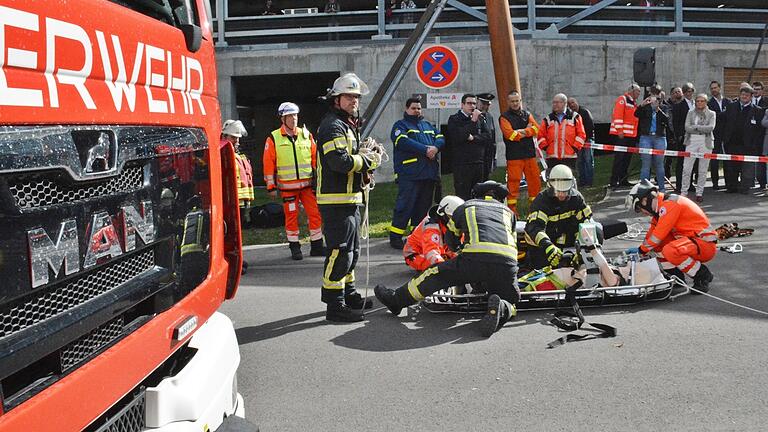 Im Einsatz war bei der Übung auch das automatische Herz-Lungen-Wiederbelebungs- Unterstützungssystem 'Lucas'. Damit bekam der Patient auch auf dem Transport nach unten weiterhin die mechanische Herzdruckmassage.