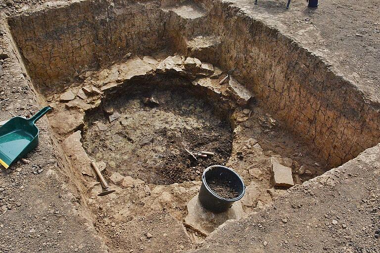 Eine kleine Sensation bei den Ausgrabungen ist der Fund dieser Gerbergrube im Siedlungsgebiet aus der Hallstattzeit bei Großeibstadt.