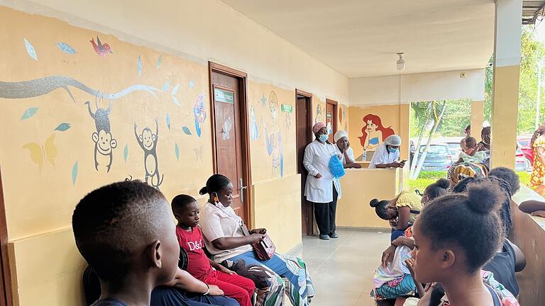 Cajueiro Krankenhaus Luanda       -  Kinder warten mit ihren Eltern auf einen Impftermin im Cajueiro Krankenhaus.
