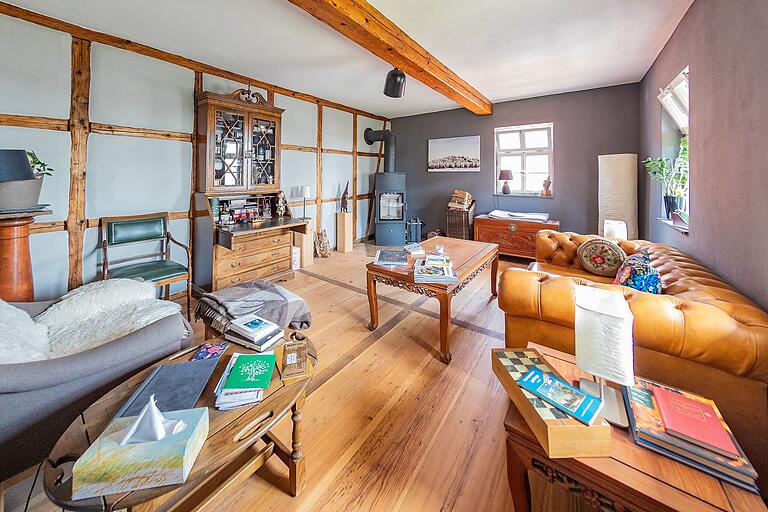 Auch in einem Teil der Zimmer stießen sie unter Laminat auf die besonderen Holzdielen. Diese sind nun freigelegt und zum Beispiel im Whiskyzimmer zu bestaunen. Auch in einem Teil der Zimmer stießen sie unter Laminat auf die besonderen Holzdielen. Diese sind nun freigelegt und zum Beispiel im Whiskyzimmer zu bestaunen.