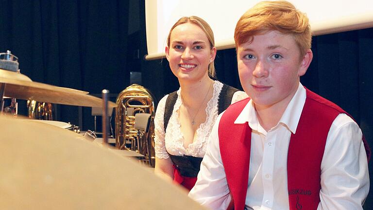 Blasmusik – von wegen alt und verstaubt –  jung, frisch und voller Freude. Die nächste, junge Generation von Blasmusikerinnen und Blasmusikern war beim Konzert des Kreisorchesters Kitzingen mit großem Engagement dabei. Zusammen mit rund 50 Musikerinnen und Musiker aller Generationen zauberten Linda Graf (24) und Adam Lenzer (13) Musik in die Luft der Iphöfer Karl Knauf Halle.