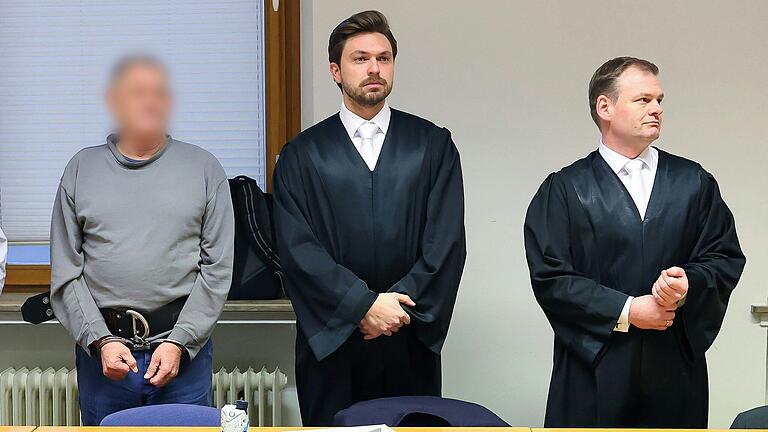 Der US-Amerikaner Tommy M. (links) muss sich wegen mutmaßlichen Mordes an der damals 18-jährigen Cornelia Hümpfer vor dem Landgericht Schweinfurt verantworten. Im Prozess schweigt er bislang. Der US-Amerikaner Tommy M. (links) muss sich wegen mutmaßlichen Mordes an der damals 18-jährigen Cornelia Hümpfer vor dem Landgericht Schweinfurt verantworten. Im Prozess schweigt er bislang.