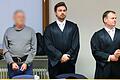 Der US-Amerikaner Tommy M. (links) muss sich wegen mutmaßlichen Mordes an der damals 18-jährigen Cornelia Hümpfer vor dem Landgericht Schweinfurt verantworten. Im Prozess schweigt er bislang.