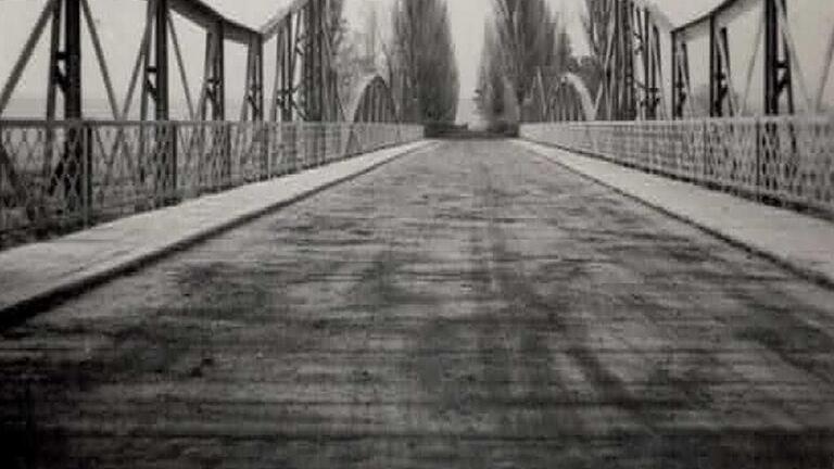 Im Vordergrund: der Übergang vom Pflaster der Brückenstraße zum Holzbohlenbelag der &bdquo;Donnerbrücke&ldquo;.