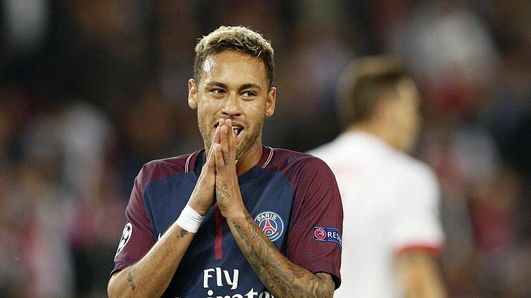 Neymar       -  PSG-Superstar Neymar trauert einer vergebenen Chance nach.