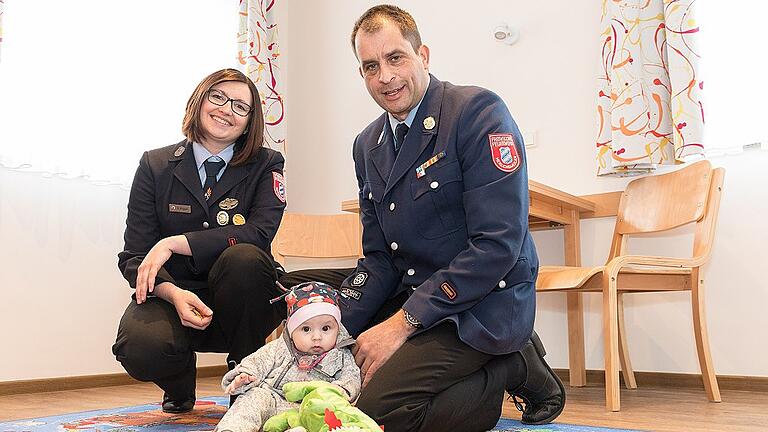 Im Spielzimmer der Gäste-Appartements in der Staatlichen Feuerwehrschule: die erste Gastfamilie, Nicole und Markus Embritz aus Hergensweiler (Lkr. Lindau) mit Töchterchen Magdalena. Nicole Embritz nimmt am Seminar für bayerische Feuerwehrfrauen teil.