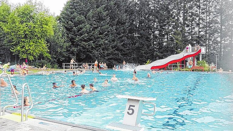 Grölen, Jubeln, Plätschern, Trubel: Im Bischofsheimer Schwimmbad geht es bei den Temperaturen derzeit hoch her.