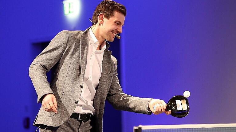 Fair ist Mehr       -  Zwei Vorlieben des Timo Boll: Bei der Fair-ist-mehr-Gala 2017 spielte der deutsche Vorzeigesportler gar mit einem Bocksbeutel Bälle über das Netz. Wenn er denn mal Alkohol trinkt, dann genehmigt er sich einen fränkischen Silvaner, verrät der Hesse.