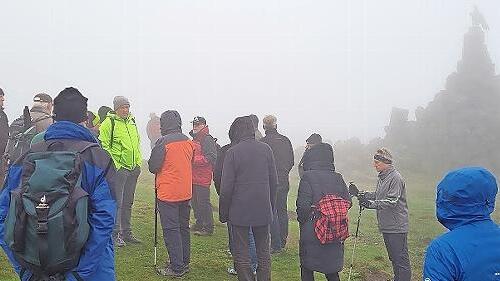 Trotz des eher unfreundlichen Wetters waren rund 50 Wandernde zur Eröffnung der Extratour „Wasserkuppe“ gekommen.       -  Trotz des eher unfreundlichen Wetters waren rund 50 Wandernde zur Eröffnung der Extratour „Wasserkuppe“ gekommen.