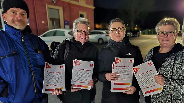 Ulrike Eifler, IG Metall Sekretärin in Würzburg (Zweite von rechts), informierte bei Schmitter in Thüngen über die Konsequenzen des Austrittes des Unternehmens aus dem Arbeitgeberverband vbm.