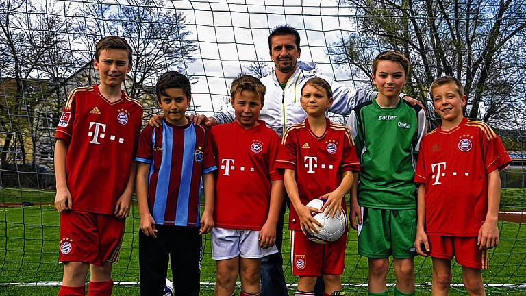 Beliebtes rotes Trikot: Auch wenn man es glauben könnte, dies ist nicht der Nachwuchs des FC Bayern. Unser Bild zeigt von links Leon, Abdullah, Tobias, Emely, Christian und Kevin zusammen mit Jugendbetreuer Fabio Martello beim Traininig. Sie gehören zur neuen Jugendfördergemeinschaft Spessarttor. Beliebtes rotes Trikot: Auch wenn man es glauben könnte, dies ist nicht der Nachwuchs des FC Bayern. Unser Bild zeigt von links Leon, Abdullah, Tobias, Emely, Christian und Kevin zusammen mit Jugendbetreuer Fabio Martello beim Traininig. Sie gehören zur neuen Jugendfördergemeinschaft Spessarttor.