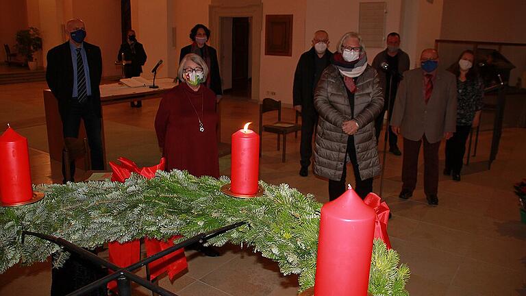 Eine vorweihnachtliche Feier hat der VdK-Kitzingen in der Evangelischen Kirche aufgezeichnet. Mit dabei: Hartmut Stiller, Karin Böhm, Dekanin Kerstin Baderschneider, Pfarrer Gerhard Spöckl, Astrid Glos, Timo Lechner, Max Michelsen und Julia Then.