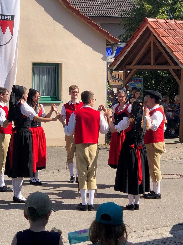 Die Volkstanzgruppe trat während des Rundgangs auf dem Dorfplatz auf.