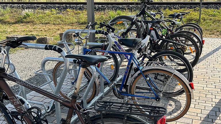 Die neuen Fahrradständer am Burgläurer Bahnhof werden gut genutzt.