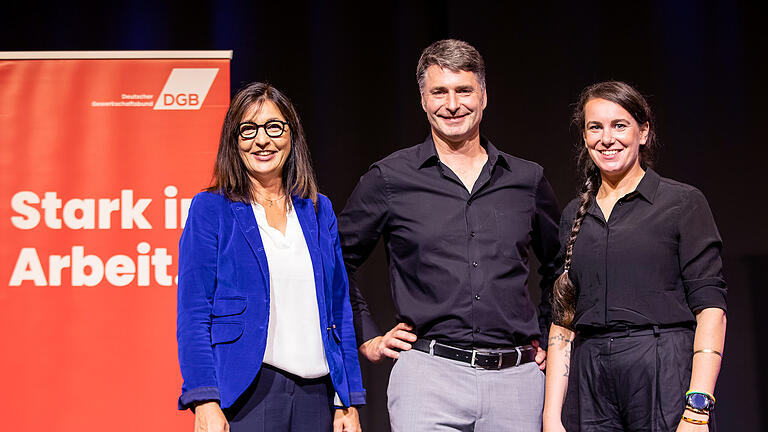 Landtags- und Bundestagskandidaten Frau MdL Barbara Becker (CSU), Wolfgang Lenhard (Grüne) und Eva-Maria Weimann (SPD) nehmen am Mittwoch 27.09.23 Platz auf dem 'heißen Stuhl' des DGB und stellen sich den Fragen des Moderators und dem Publikum in der Alten Synagoge in Kitzingen.